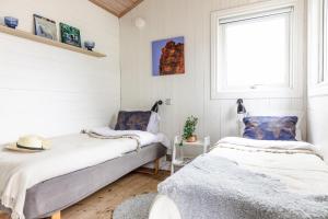una stanza con due letti e una finestra di Kronocamping Lidköping a Lidköping