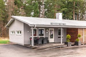 uma pequena casa com um alpendre e um alpendre em Kronocamping Lidköping em Lidköping