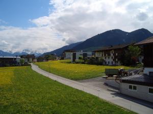 Vista generica sulle montagne o vista sulle montagne dall'interno dell'appartamento