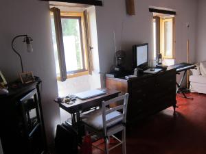 a room with a desk with a computer and a chair at Villa Bella in Grožnjan