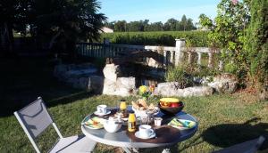 una mesa con comida en un patio en La Caleche, en Bégadan