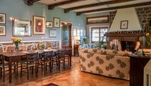 un soggiorno con tavolo e divano di Agriturismo Locanda Pantanello a Pitigliano