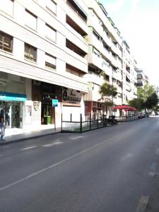 pusta ulica przed budynkiem w obiekcie Habitación privada Granada centro w Grenadzie