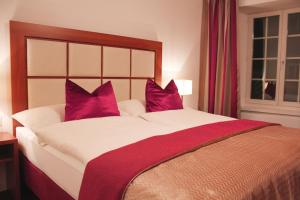 Ліжко або ліжка в номері Hotel zur Post