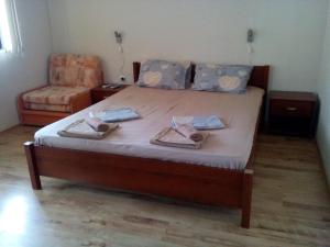 1 dormitorio con 1 cama con 2 toallas en Созопол Дриймс ПАНОРАМА, en Sozopol
