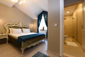 a bedroom with a bed and a shower and a bathroom at Kartepe Köşkü in Kartepe +132 photos