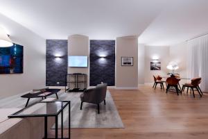 Televízia a/alebo spoločenská miestnosť v ubytovaní Milano Manzoni CLC Apartments