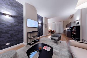 Televízia a/alebo spoločenská miestnosť v ubytovaní Milano Manzoni CLC Apartments