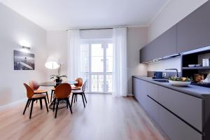 Milano Manzoni CLC Apartments tesisinde mutfak veya mini mutfak