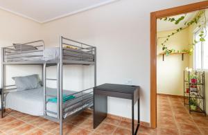 a room with a bunk bed and a desk at Una Casa Con Vistas En Mula in El Niño