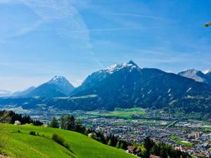 vista su una valle con montagne sullo sfondo di Apartment LUIZ a Schwaz