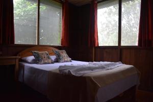 A bed or beds in a room at Manu Gallito de las Rocas