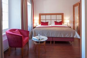 Ліжко або ліжка в номері Hotel zur Post