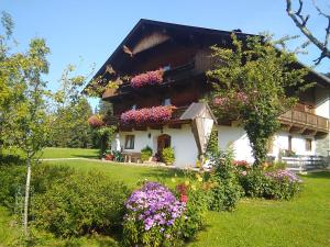 una casa con dei fiori davanti di Bauernhof Hintenberg a Itter