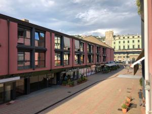 una calle vacía en una ciudad con edificios en l’Ancora luxury apartment en Génova