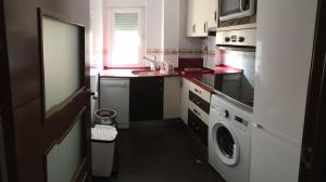 サン・フェルナンドにある& La casa de Adrianaの小さなキッチン(洗濯機付)