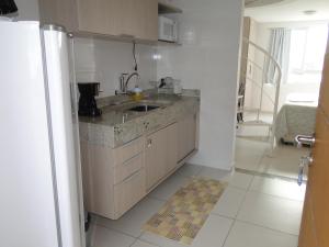 uma cozinha com pia e geladeira em Flat Jampa Cobertura Duplex A Beira Mar em João Pessoa