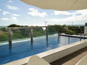 uma piscina com vista para o oceano em Flat Jampa Cobertura Duplex A Beira Mar em João Pessoa