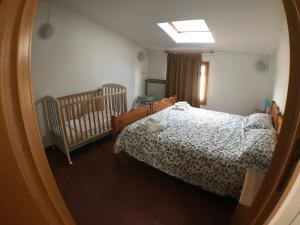 - une chambre avec un lit et deux lits bébé dans l'établissement SediciBis, à Bologne