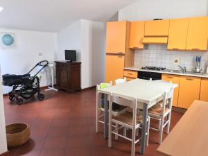 une cuisine avec des armoires jaunes et une table blanche dans l'établissement SediciBis, à Bologne