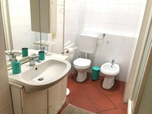 une salle de bains avec lavabo et toilettes dans l'établissement SediciBis, à Bologne 52 autres photos