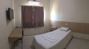 a hospital room with a bed and a desk at Hotel Rotamerica in Campinorte