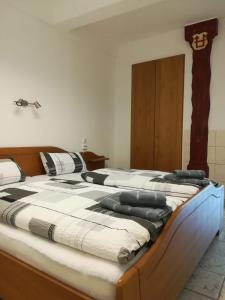 Ein Bett oder Betten in einem Zimmer der Unterkunft Mosel View Old Town Apartments