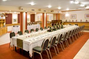 Reštaurácia alebo iné gastronomické zariadenie v ubytovaní Hotel Kálvária