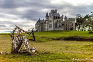 un vecchio castello in cima a un campo di Front de Mer a Hendaye