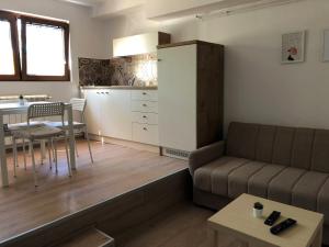 - un salon avec un canapé et une table dans l'établissement Small & Sweet Apartments, à Belgrade