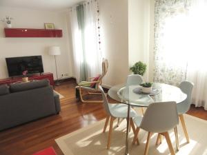 a living room with a glass table and chairs at Bilbao Puente Colgante in Portugalete