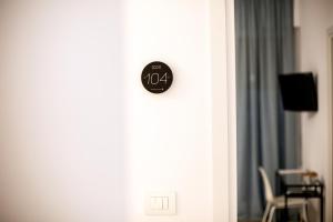 ペスカーラにあるDora’s Roomの部屋のドア時計