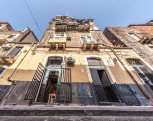 un vecchio edificio con cancelli sul lato di SikulaHouse - apartment in the city center a Catania
