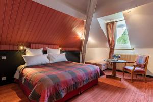 1 dormitorio con cama, mesa y ventana en La Chapelle Saint Martin en Nieul