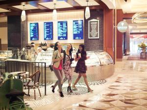 Tres mujeres caminando por un restaurante con bar en Live! Casino & Hotel - Baltimore Washington Airport – BWI en Hanover