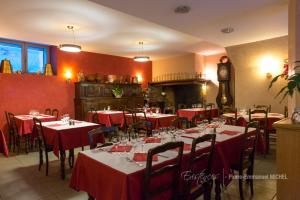 ห้องอาหารหรือที่รับประทานอาหารของ Hôtel des Voyageurs