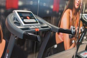 Fitness centrum a/nebo fitness zařízení v ubytování LimaQ Hotel