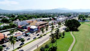 een luchtzicht op een stad met palmbomen en een straat bij Hotel Costa Brava in Manzanillo