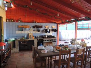 uma cozinha com mesa e cadeiras e uma cozinha com fogão em Isla Francia em Assunção