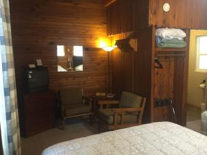 A seating area at Sierra Sky Lodge