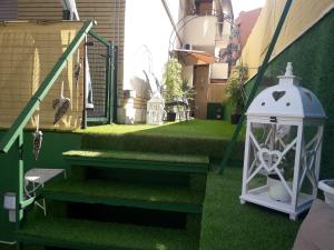A garden outside San Pietro Shabby Chic Apartment