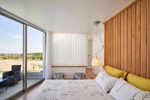 カステロ・ノーヴォにあるOliveira Houseのベッドルーム1室(ベッド1台、大きな窓付)