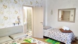 A bed or beds in a room at San Pietro Shabby Chic Apartment