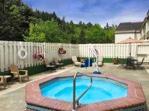 Bazén v ubytování GuestHouse Inn & Suites Poulsbo nebo v jeho okolí