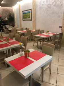 Reštaurácia alebo iné gastronomické zariadenie v ubytovaní Hotel Nuova Orchidea