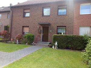two teddy bears sitting in front of a house at Ferienwohnung Beate & Burkhard in Oberhausen