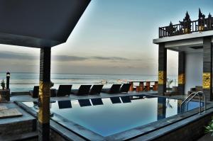 สระว่ายน้ำที่อยู่ใกล้ ๆ หรือใน Pradana Beach Inn Luxury