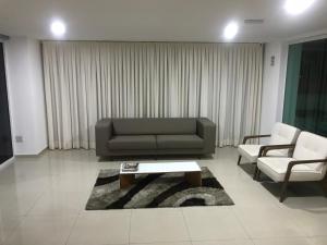 sala de estar con sofá y mesa de centro en Ilha Do Caribe, en João Pessoa