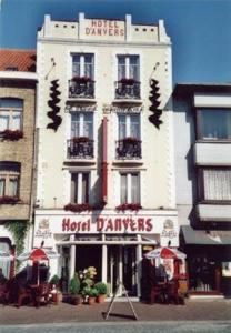 un bâtiment d'hôtel avec un panneau d'avocats de l'hôtel dans l'établissement Hotel Anvers, à La Panne