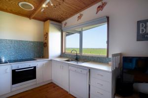 Far View - Pets, Linen, Wi-Fi, Netflix, Caravan廚房或簡易廚房